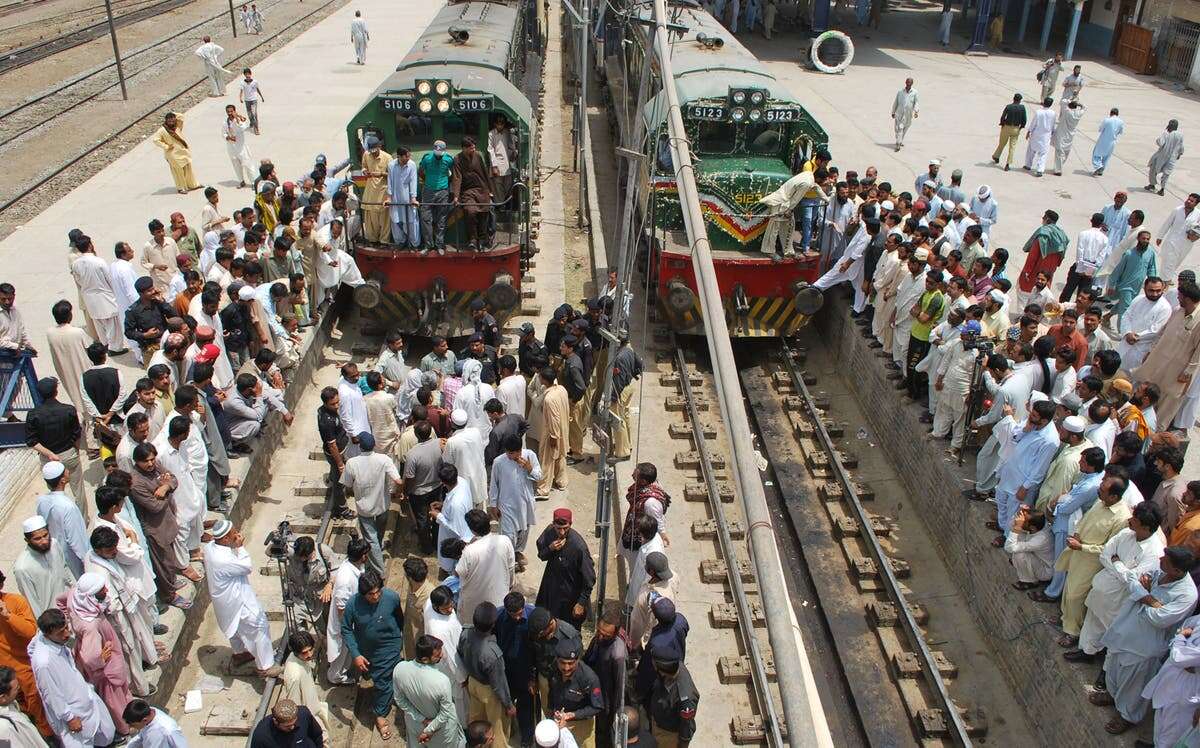 At least 17 dead in powerful bomb blast at train station in Pakistan