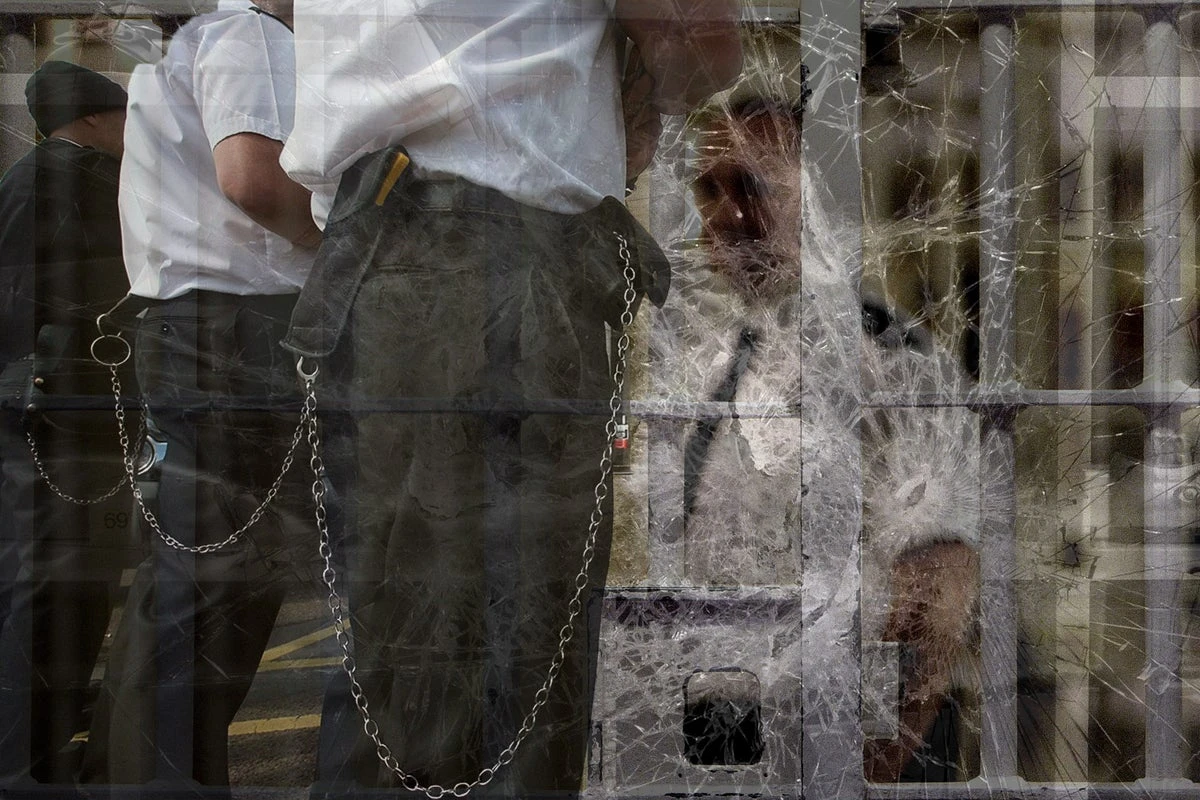 Probes into relationships between prison officers and inmates soar