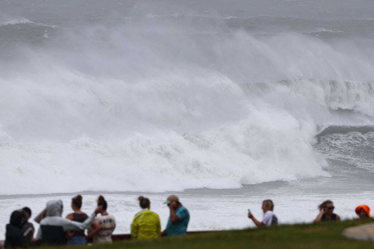 Cyclone Alfred already ‘packing a punch’ as 70k without power