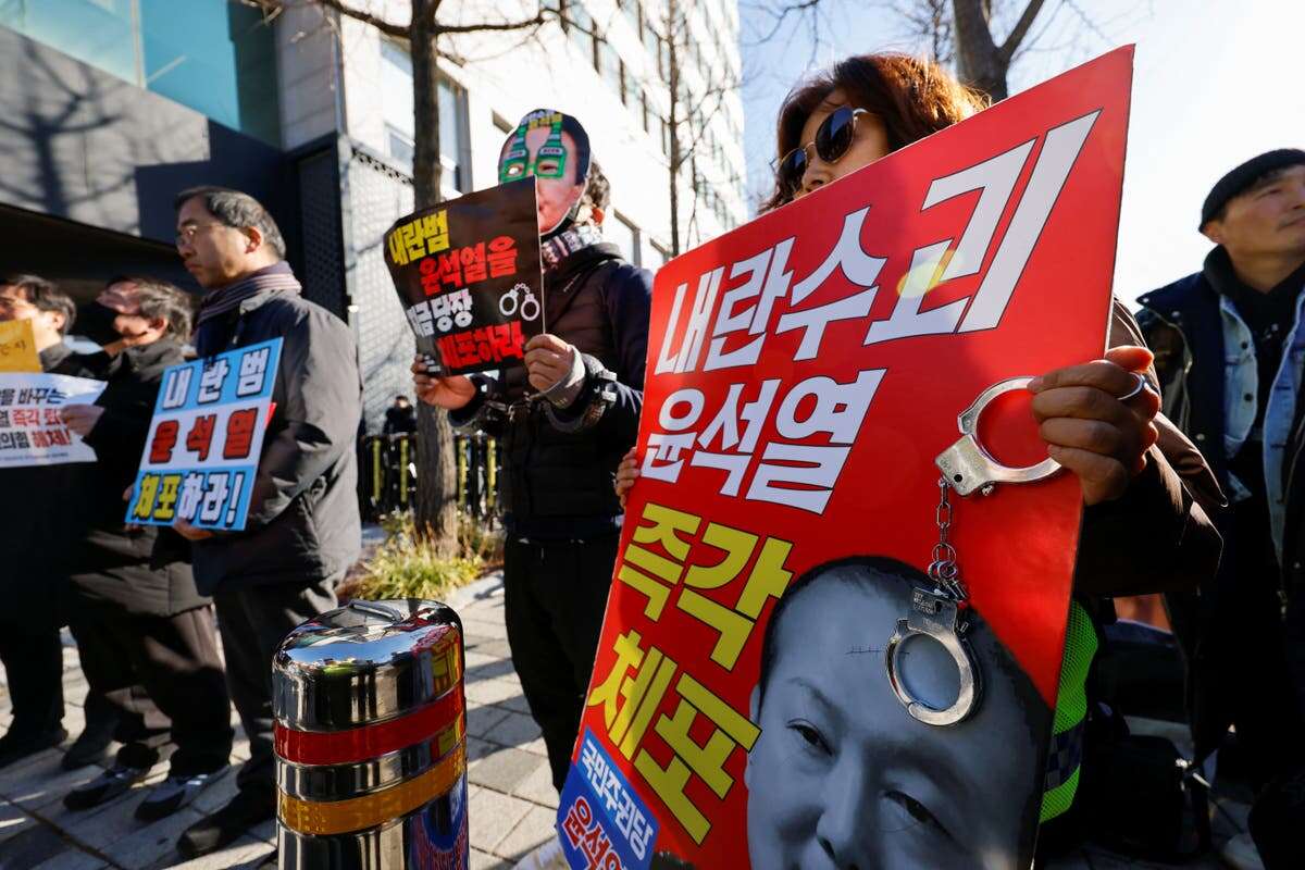 President’s top aides offer to quit as Korean political crisis deepens