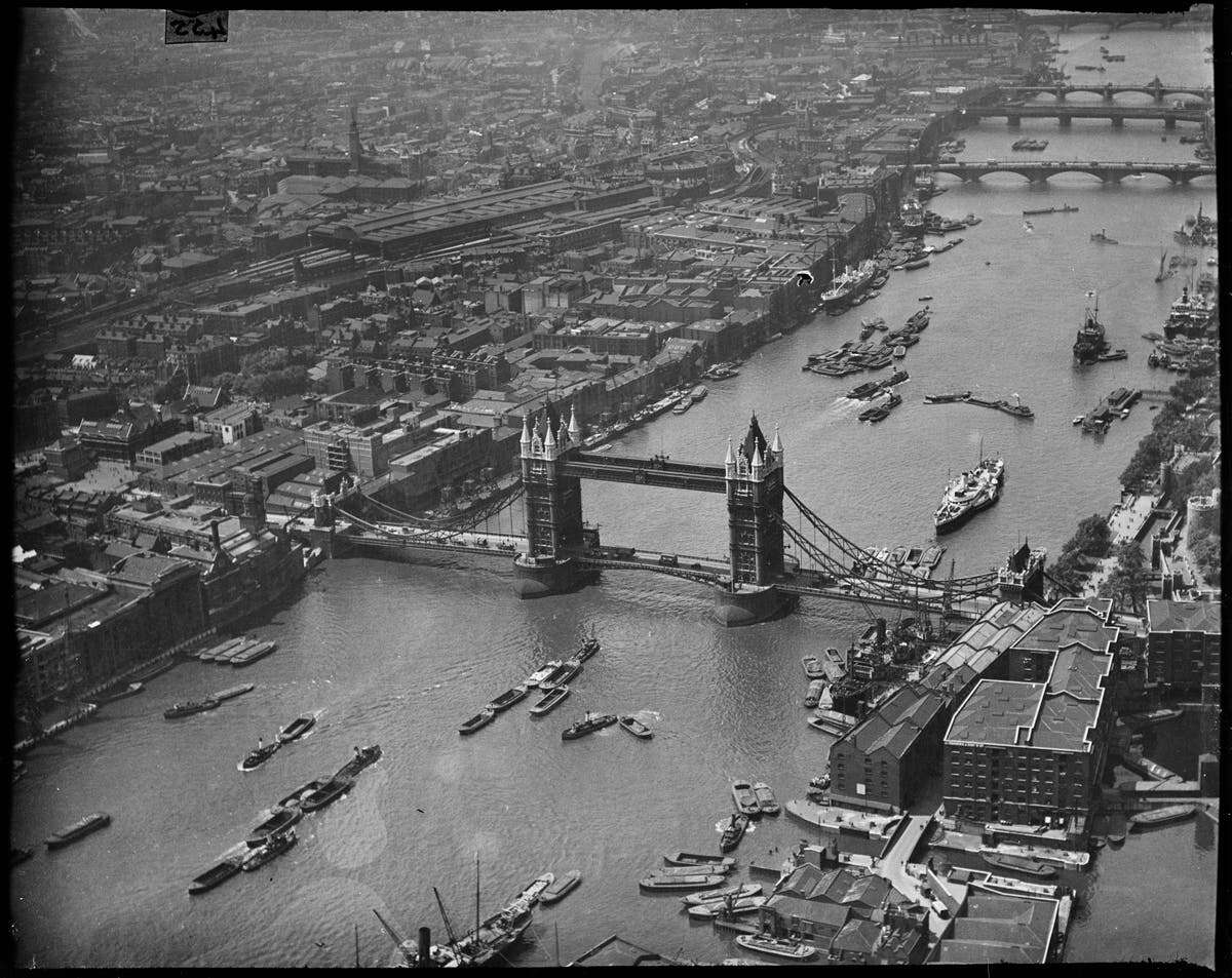 Historic London landmarks seen from the skies from 1930s to now