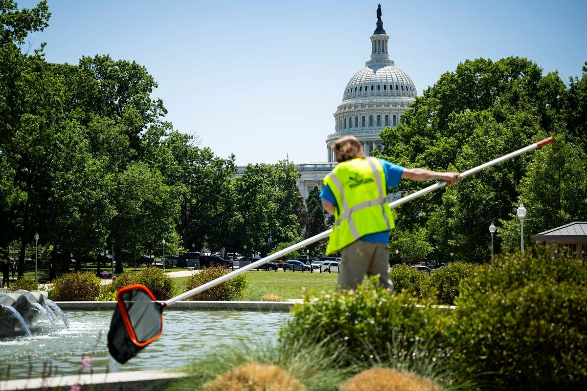 Trump boasts about water fountains amid Americans’ economic concerns