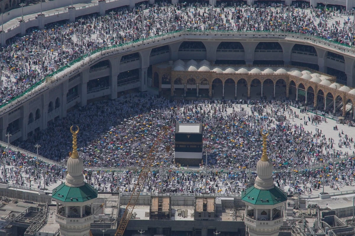 Saudi Arabia launches Hajj permit crackdown in bid to stop heat deaths