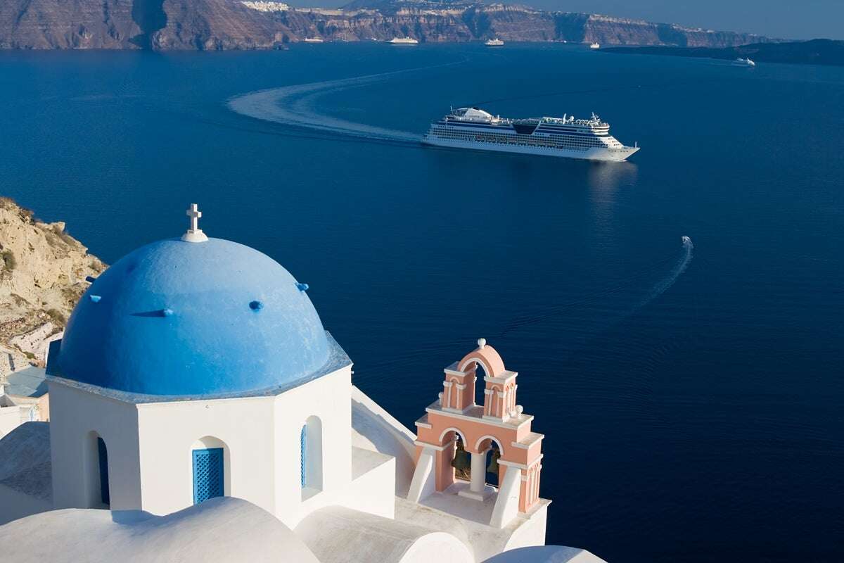 How 10,000 earthquakes in two weeks left Santorini deserted