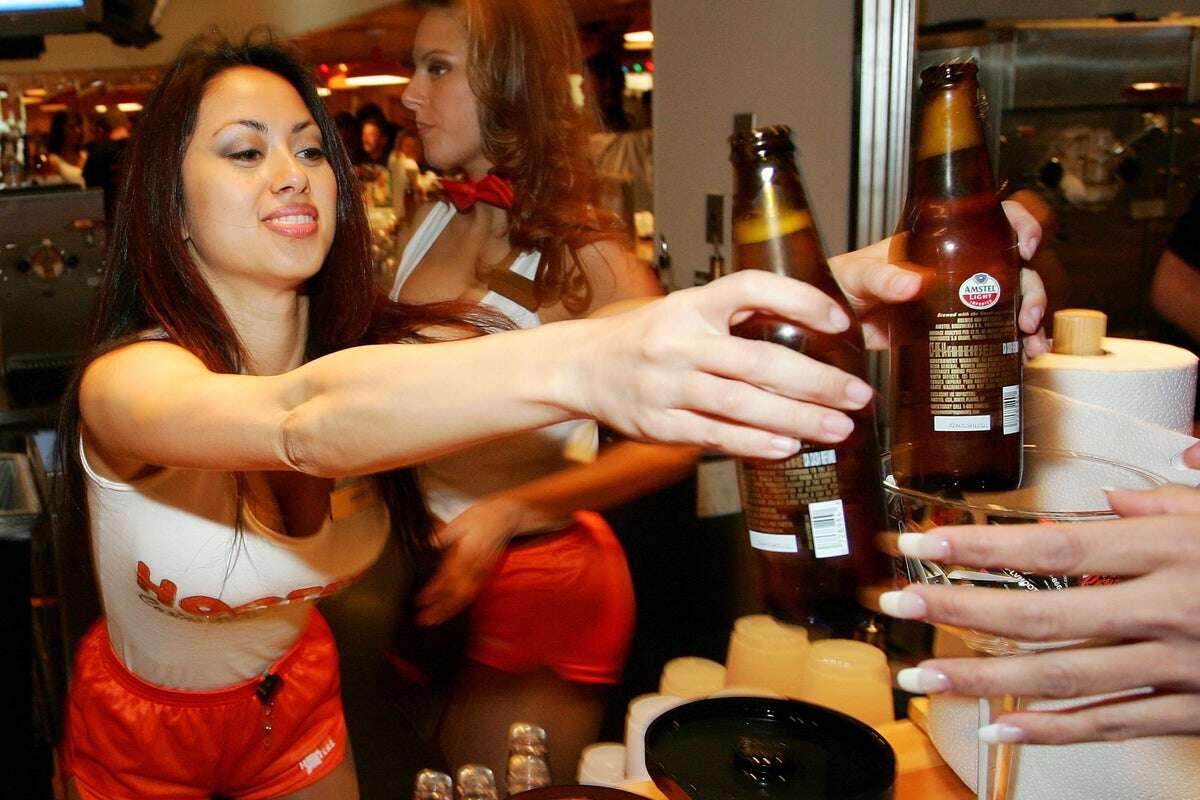 Hooters preparing to file bankruptcy, report says