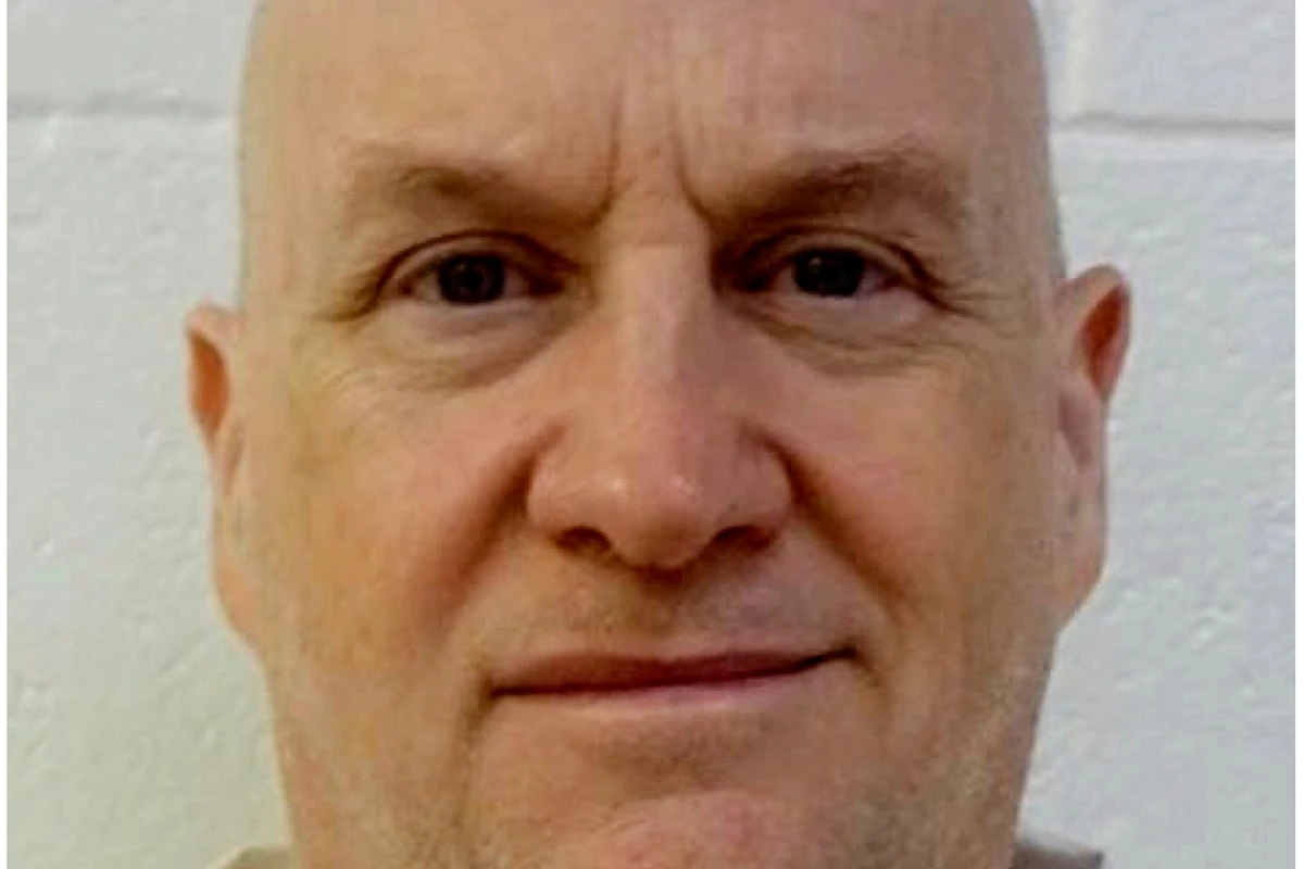 Manhunt for police chief who escaped prison in law enforcement outfit