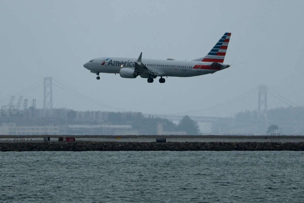 Shirtless traveler tackles, pins crew member as flight is turned back