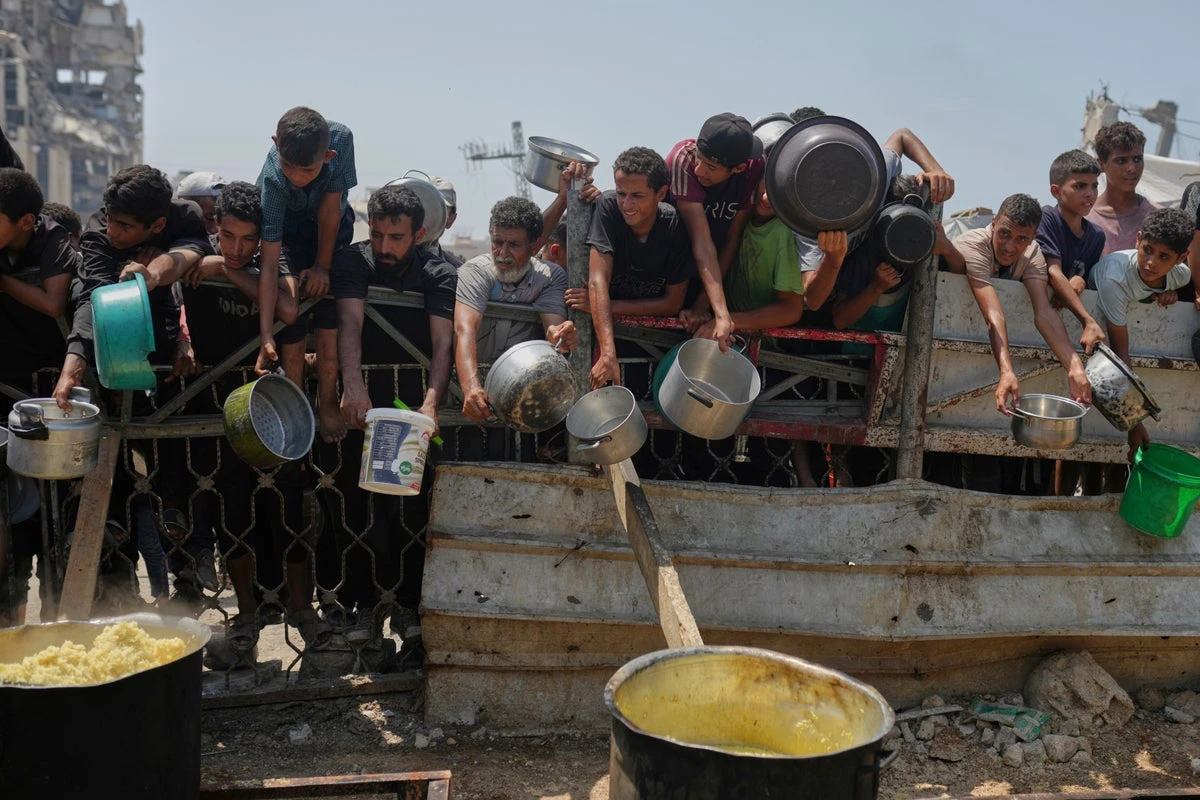 Israel to move Palestinians to southern Gaza as airstrikes continue