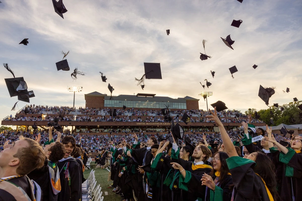 College graduates boo AI talks at commencements amid job market fears