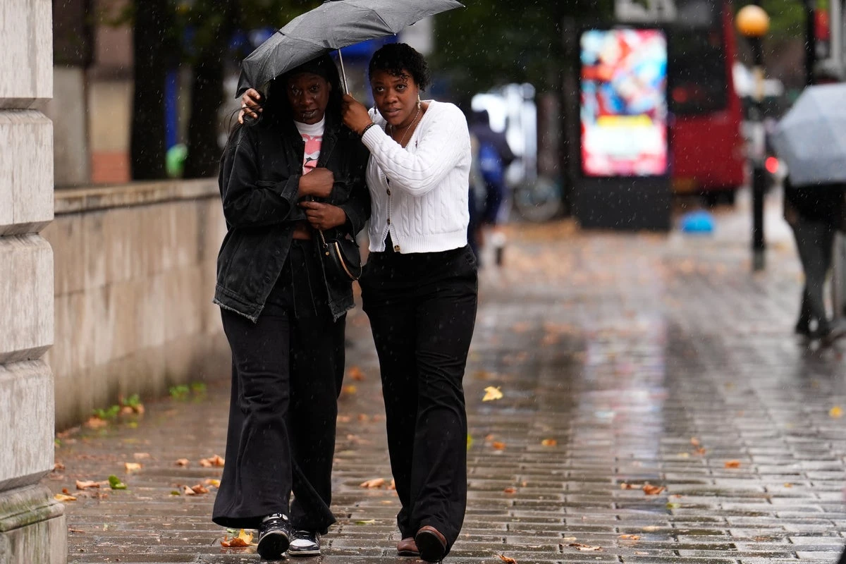 Met Office issues weather warning for heavy rain this weekend in UK