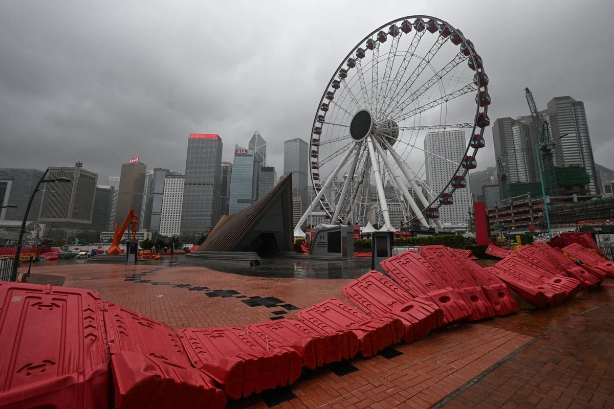 Typhoon Wipha: Hong Kong issues highest storm alert