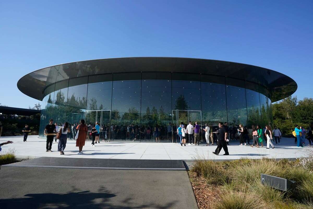 Apple employees sue saying female workers are paid less than men