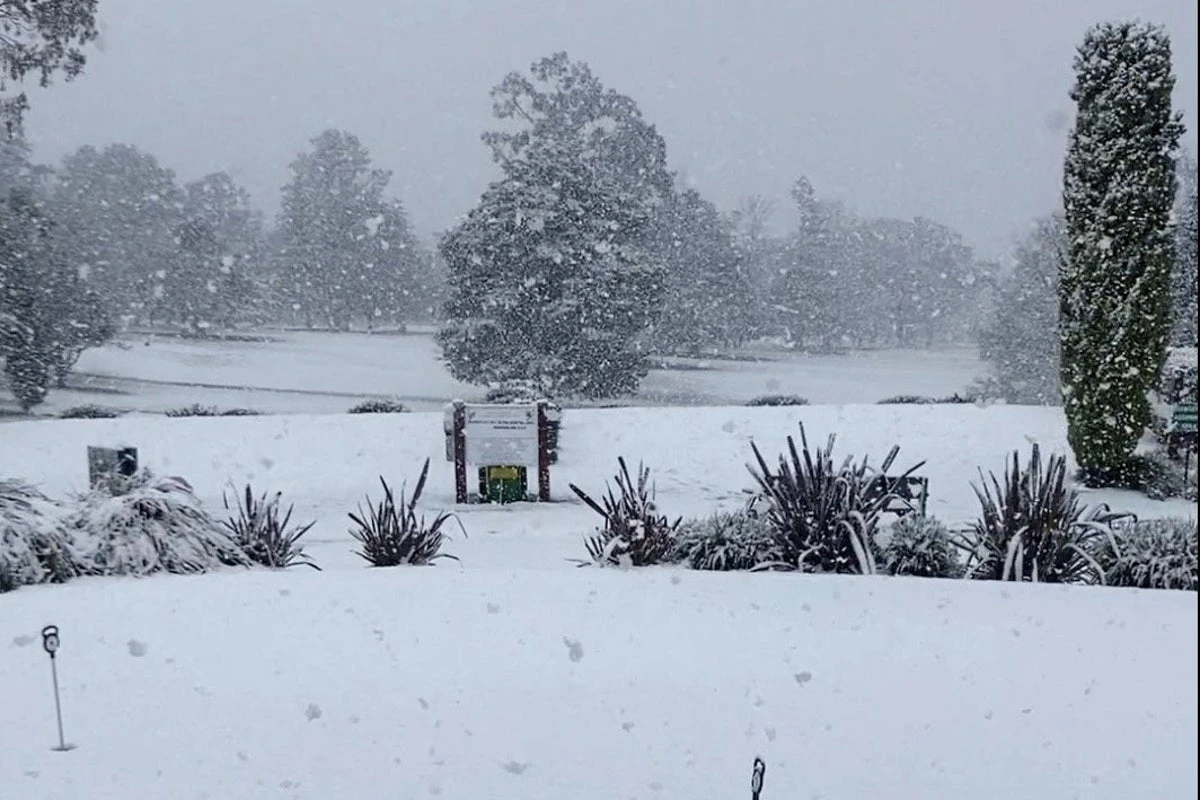 Australian towns blanketed by heaviest snowfall in decades