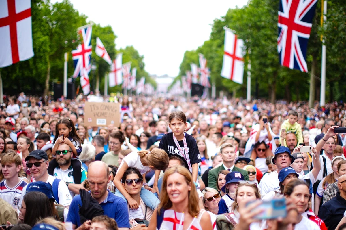 Pride of the nation: Fans pack out The Mall for Lionesses’ parade