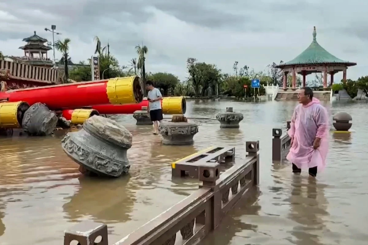 Typhoon Danas threatens China after killing two people in Taiwan