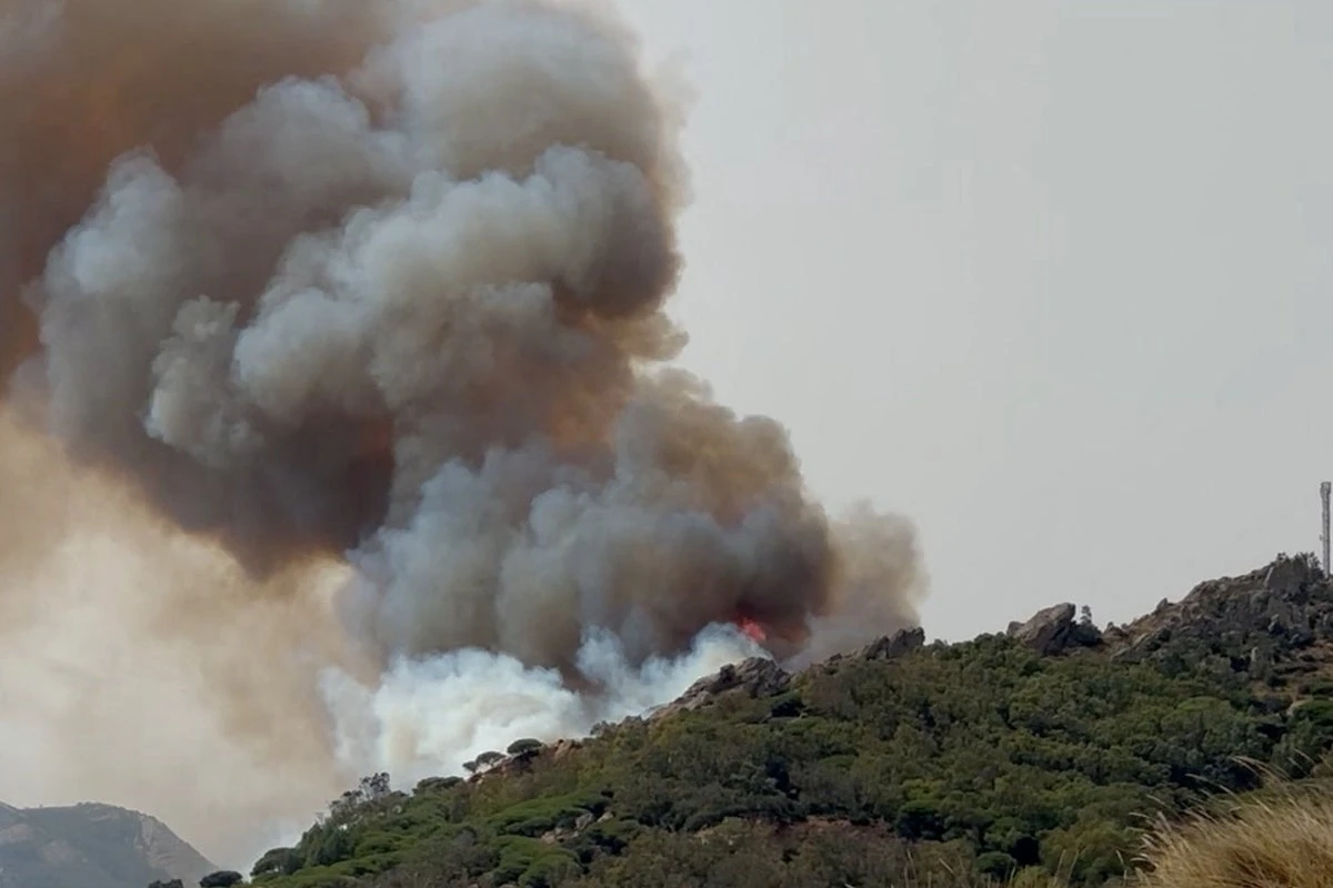 Spanish wildfires rage as tourists forced to evacuate holiday hotspot