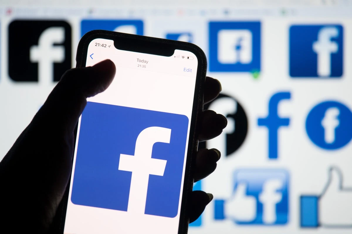 Facebook worker faces criminal probe for ‘downloading 30,000 private pictures’