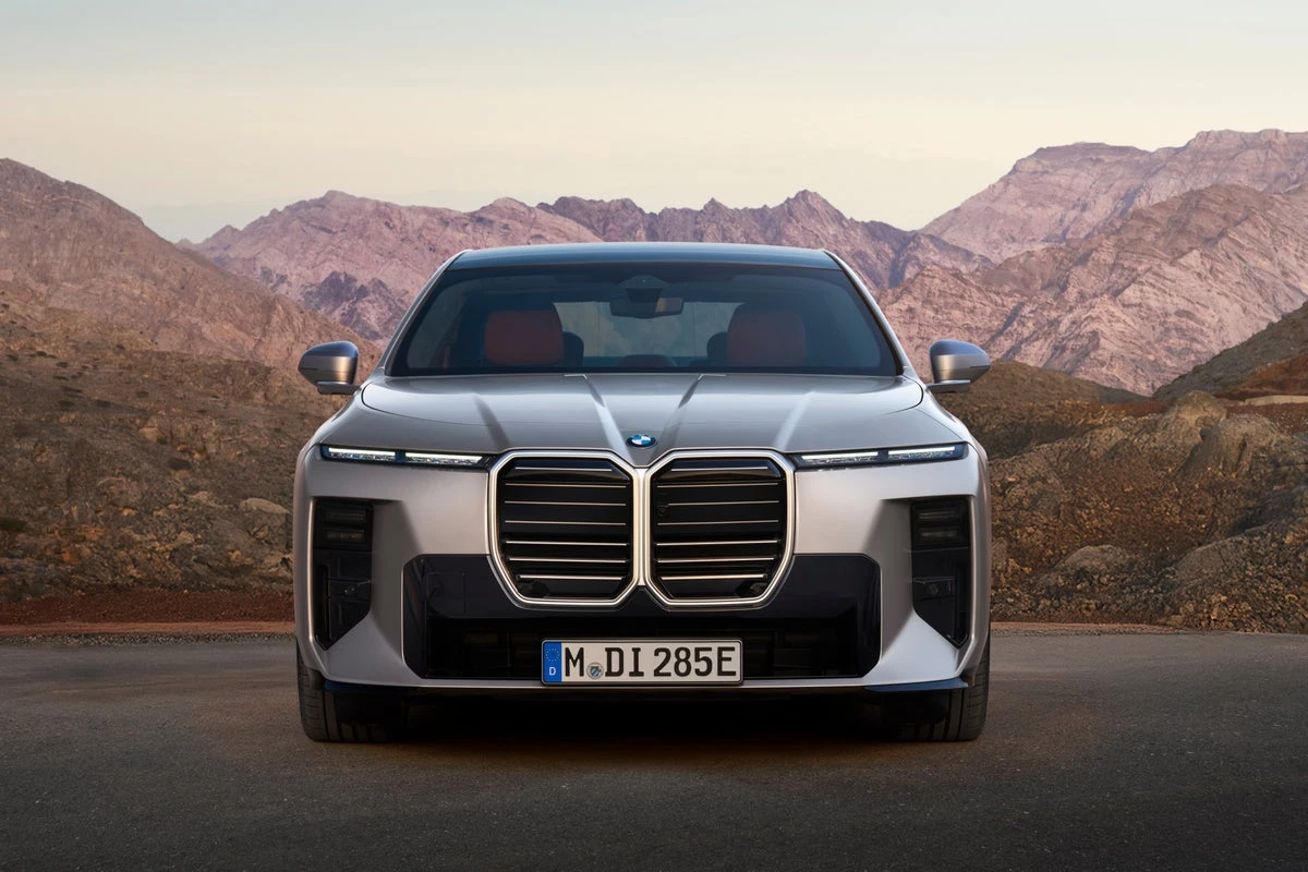 BMW’s new 7 Series goes big on tech, luxury, range and grille