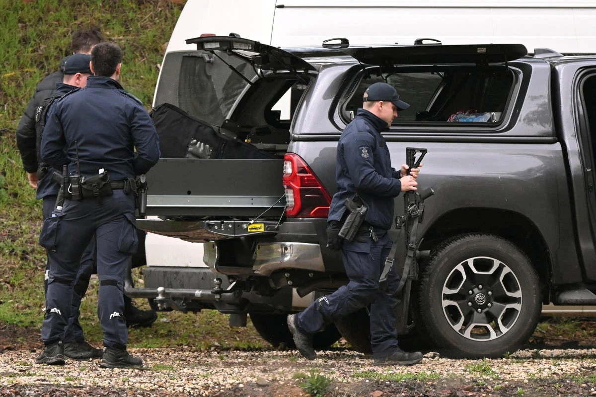 Porepunkah shooter is receiving help from sympathisers, police say