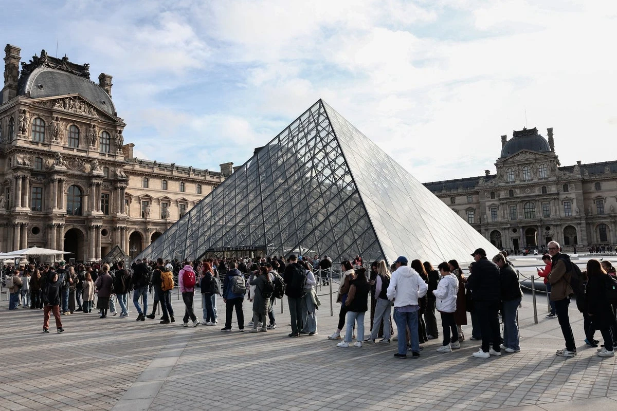 Louvre heist timeline: Thieves stole €88m jewellery in under 8 minutes