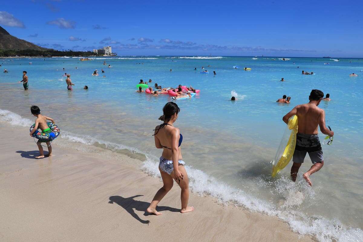 Hawaii police tell holidaymakers to bring valuables in to the ocean