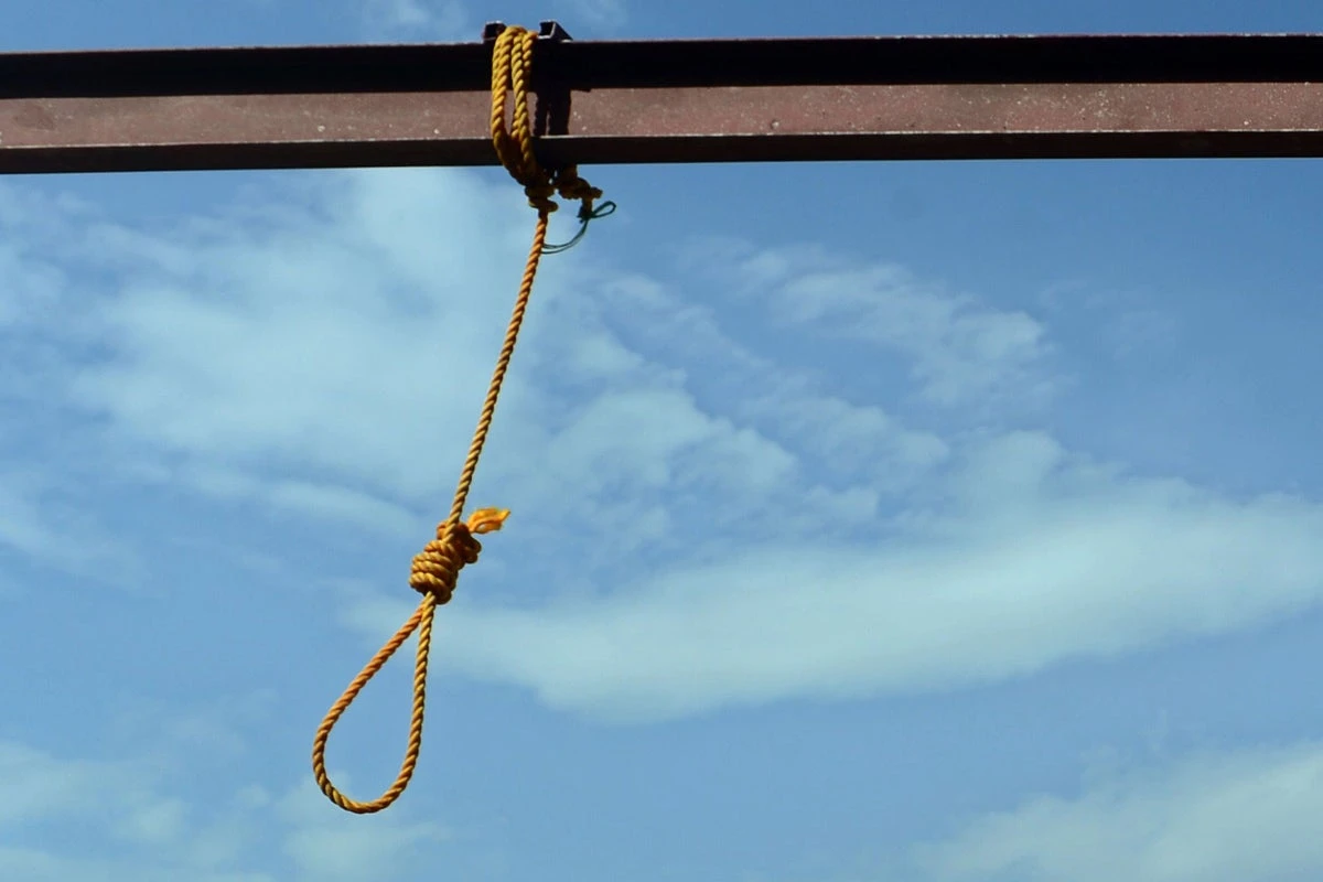 Man files million-dollar suit alleging boss hung a noose in warehouse