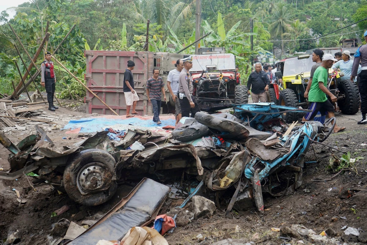 Minibus crash in Indonesia kills 11 kindergarten teachers
