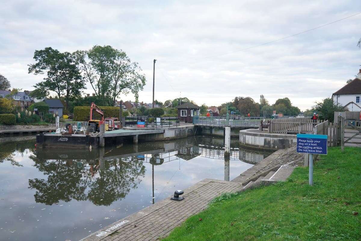 Body found in Thames during search for man missing after boat capsized