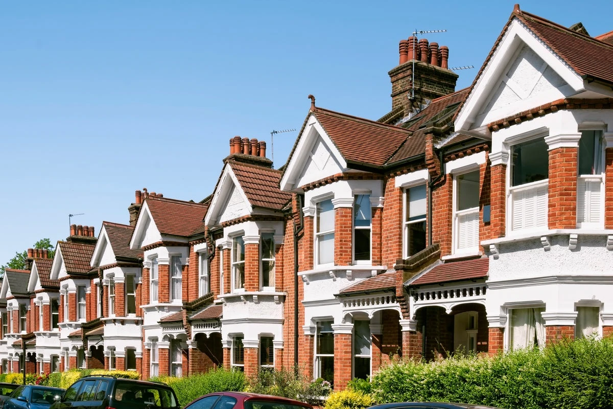 Average house price drops by over £1,000 in a single month