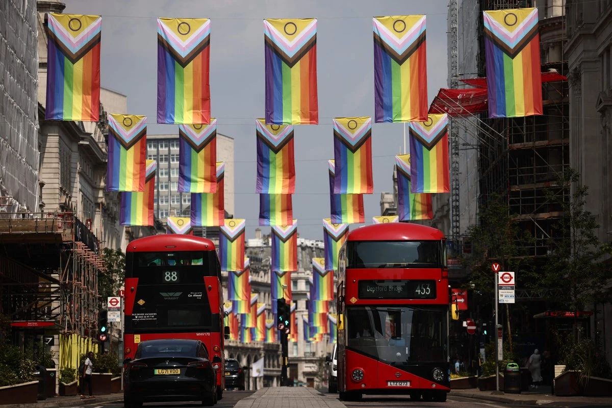 London bus crashes into cyclist and pedestrian on Regent Street