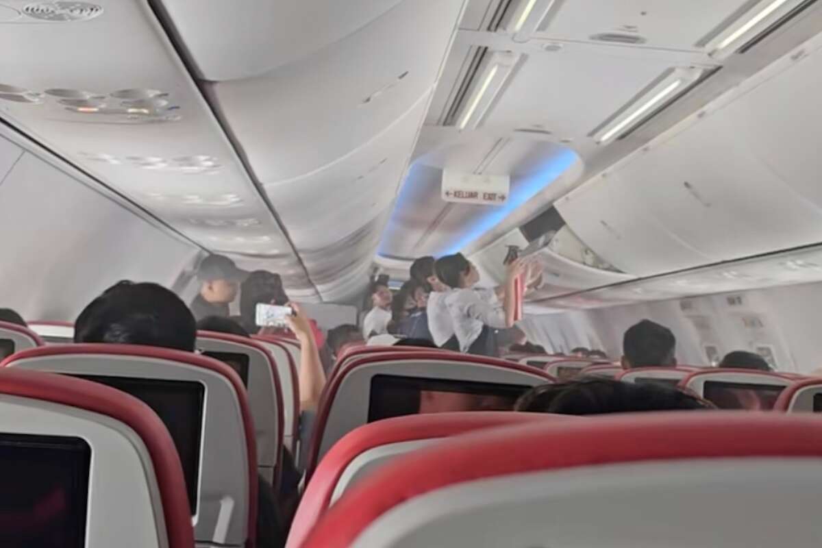 Smoke from burning power bank fills up plane minutes before landing