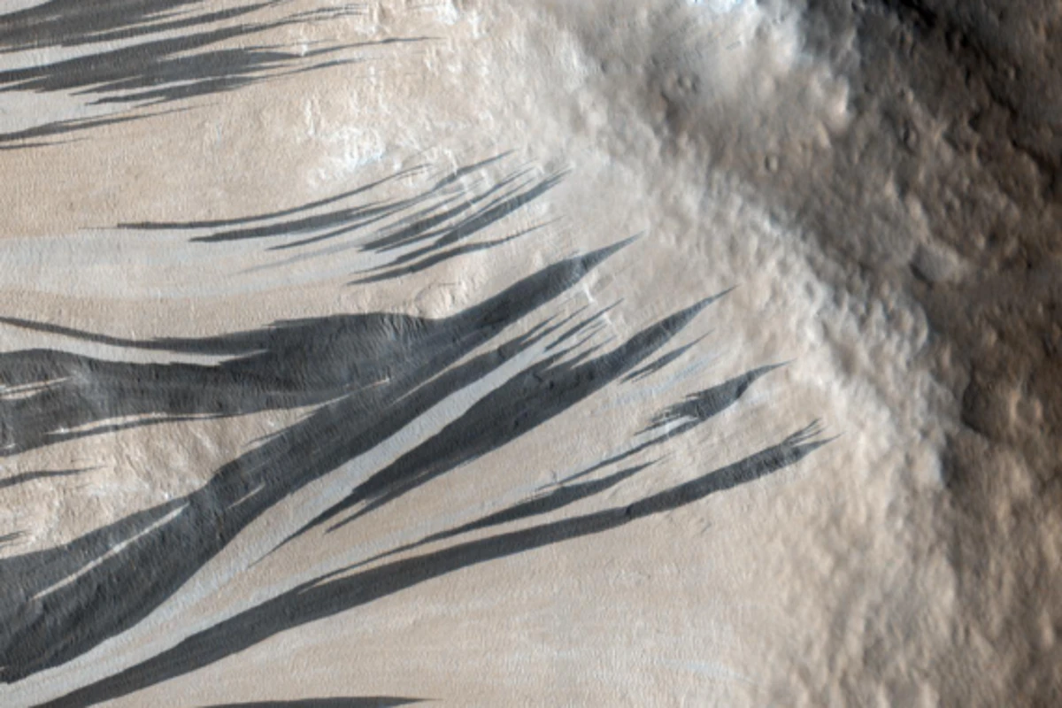 Odd dark ‘streaks’ on Mars aren’t what scientists initially believed