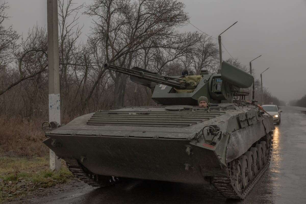 Russian forces edge closer to key Ukrainian city