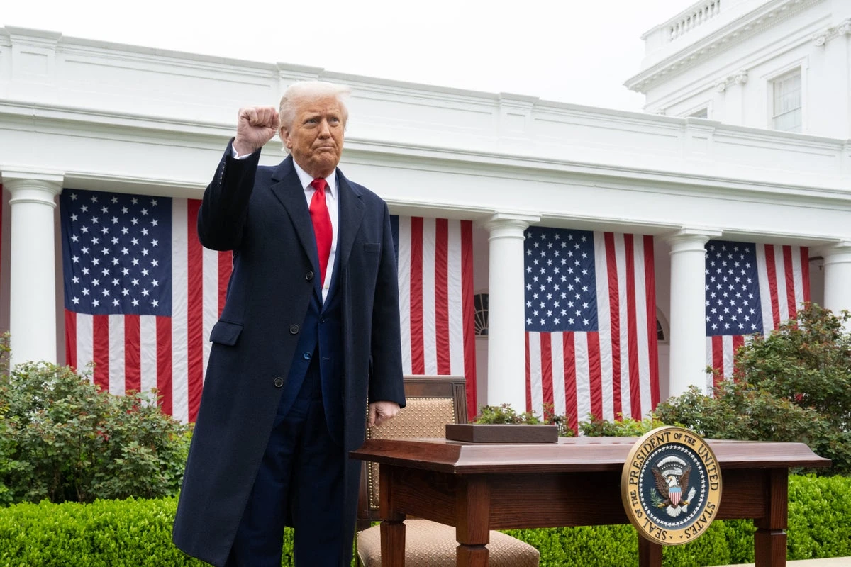 Trump aides scramble to defend tariffs after court ruling