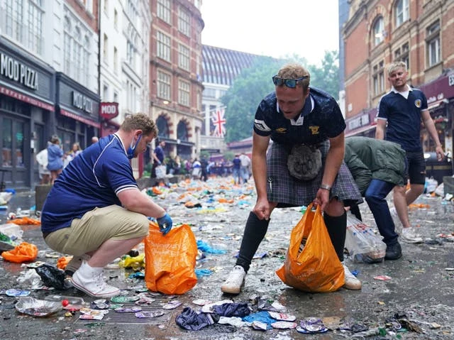 Scotland fans clean up litter after crowds gather in central London