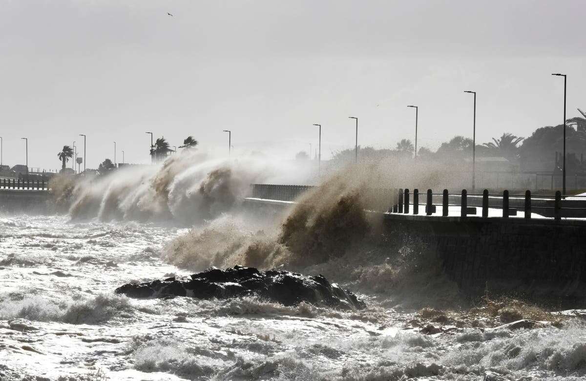 Nearly 1,000 homes in Cape Town destroyed by storms