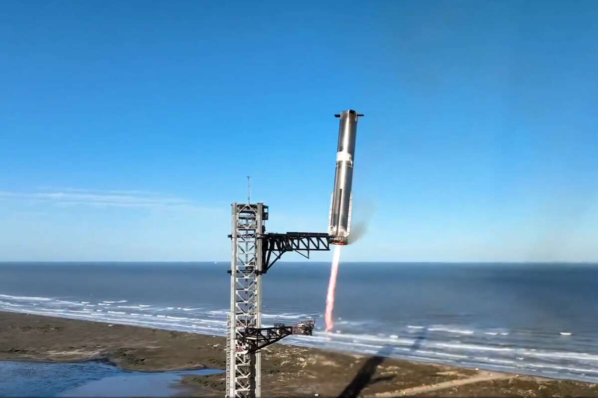 SpaceX catches the biggest rocket ever built with ‘chopsticks’