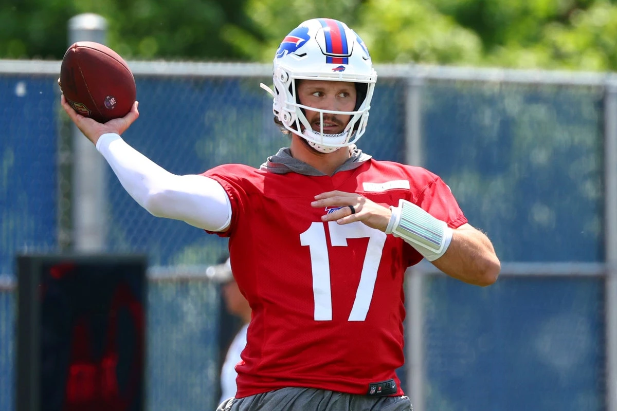 Bills quarterback Josh Allen shows off new ring following marriage to actor Hailee Steinfeld