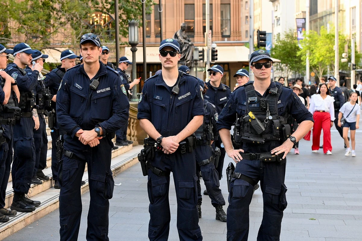 Search resumes for plane missing after failure to land in Australia