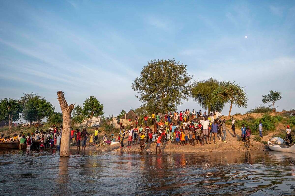 Overflowing River Nile forces thousands to survive on edge of canal