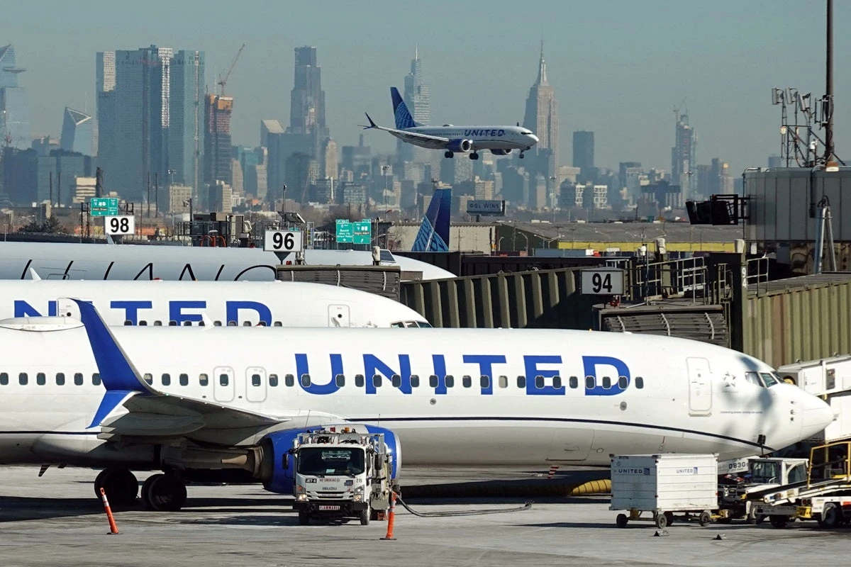 United Airlines planes clip wings at San Francisco airport