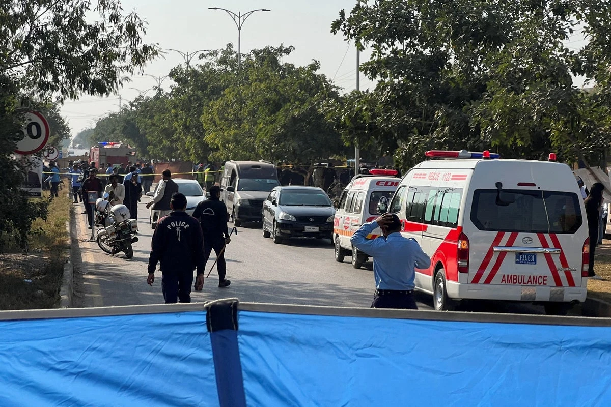 Suicide bomber kills 12 outside district court in Pakistan’s capital