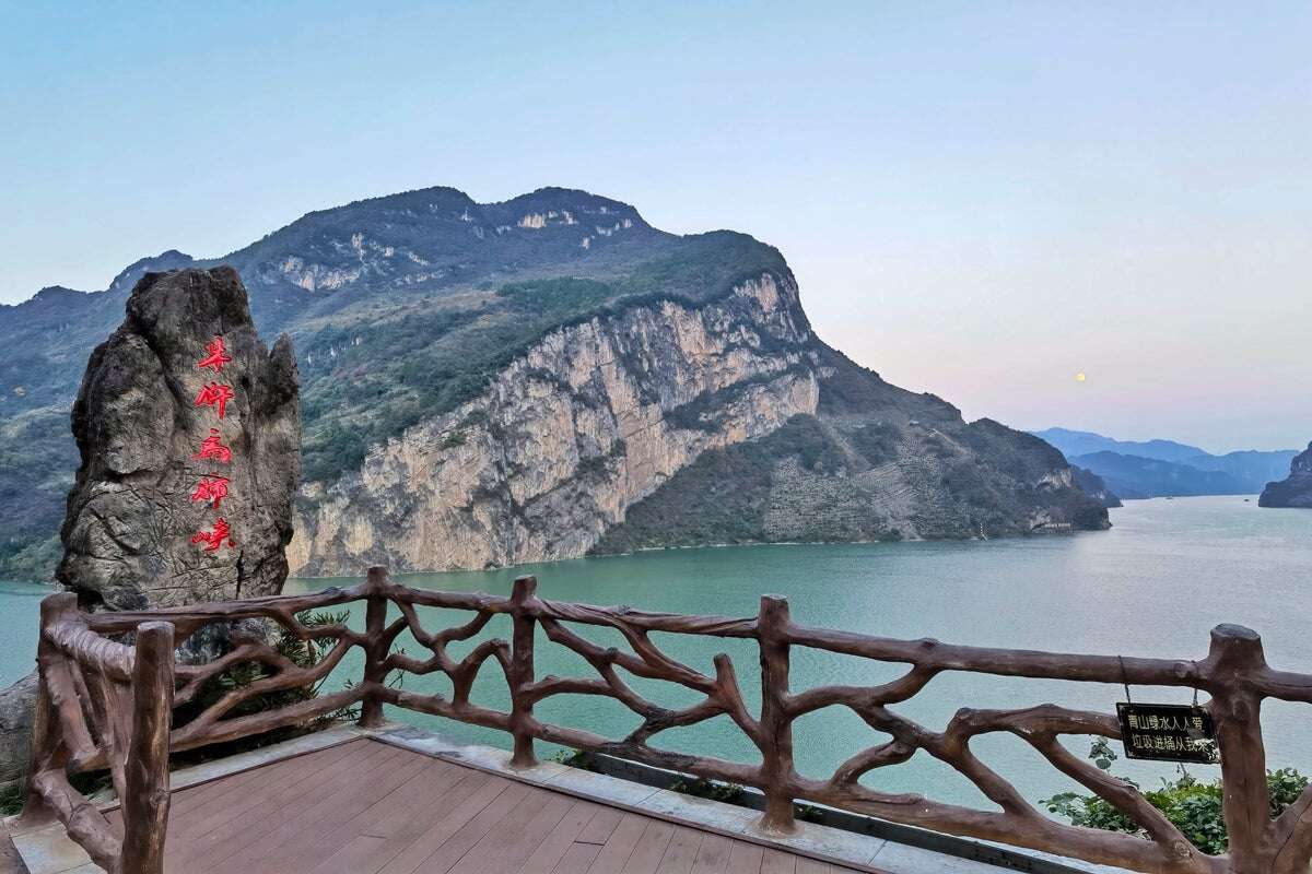 Tourists say this cliff looks like a puppy. Can you see it?