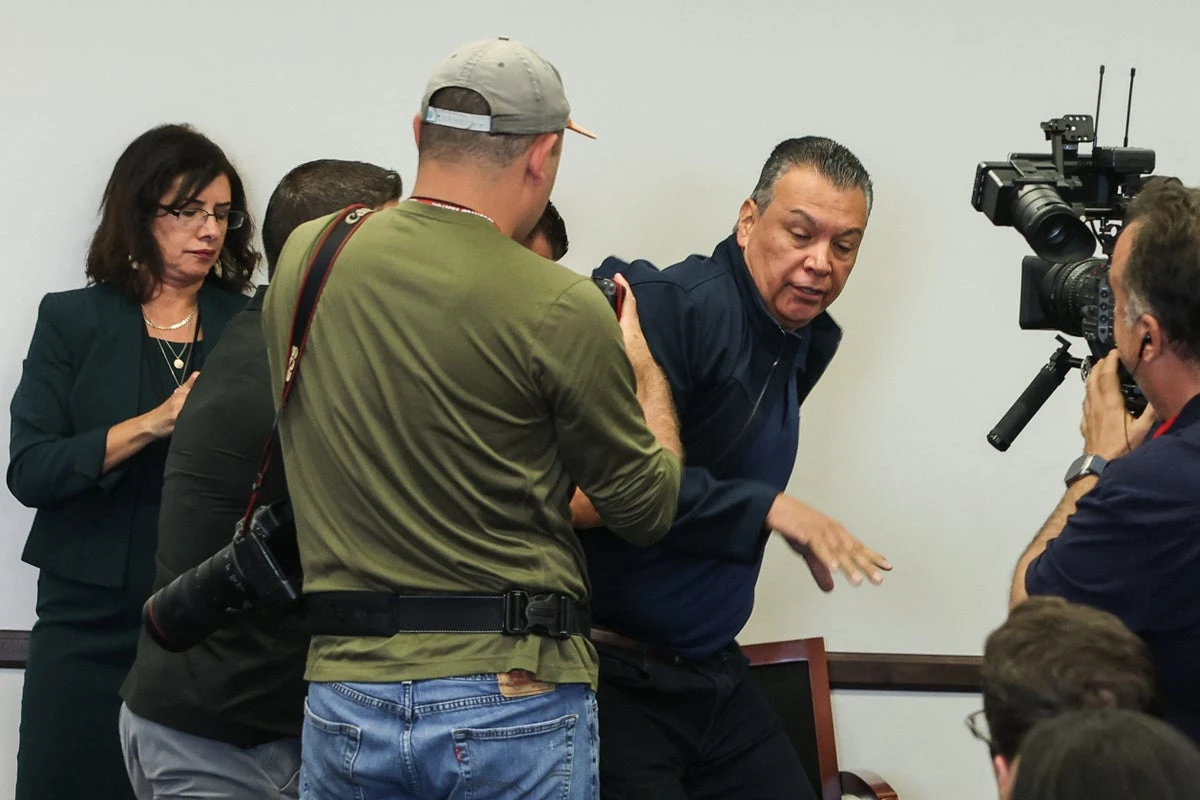 Alex Padilla forcibly removed after interrupting Kristi Noem’s presser
