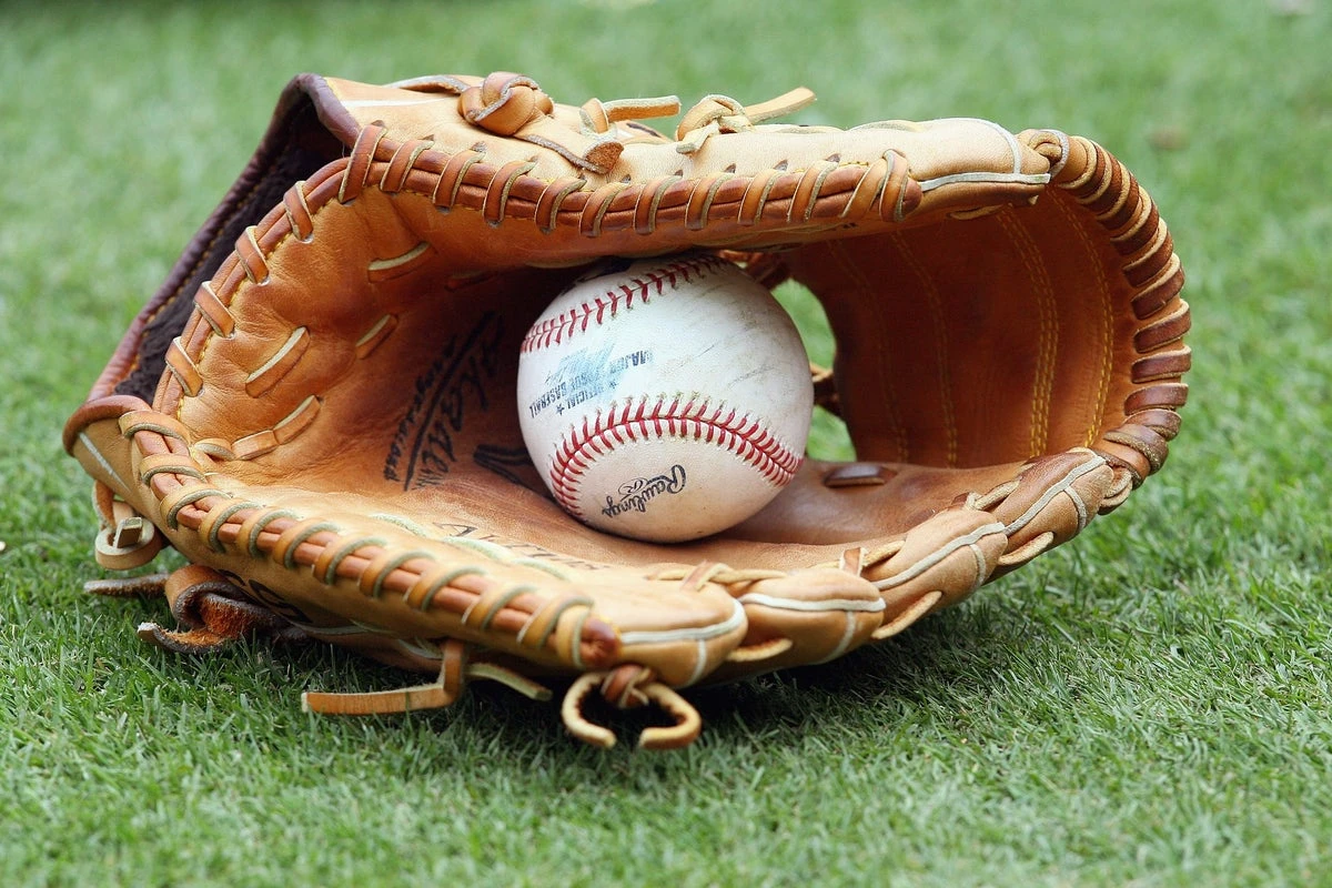 Coach allegedly tells youth pitcher to throw ball into dugout