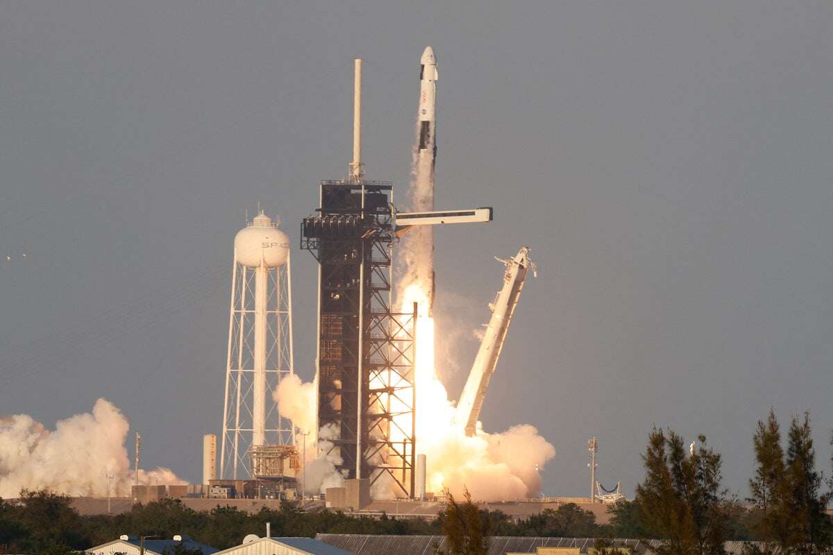 SpaceX launches after scrubbing mission to space station