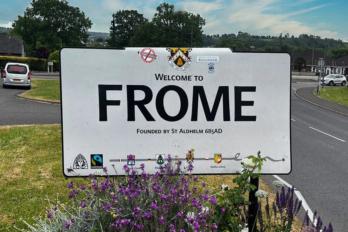 Sign welcoming people to town moved to different town 10 miles away