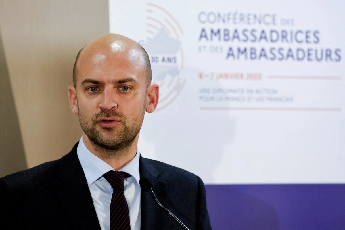 France halts Gaza evacuations over antisemitism row