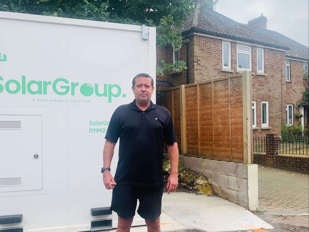 Father says he can’t sell house after TfL install toilet outside