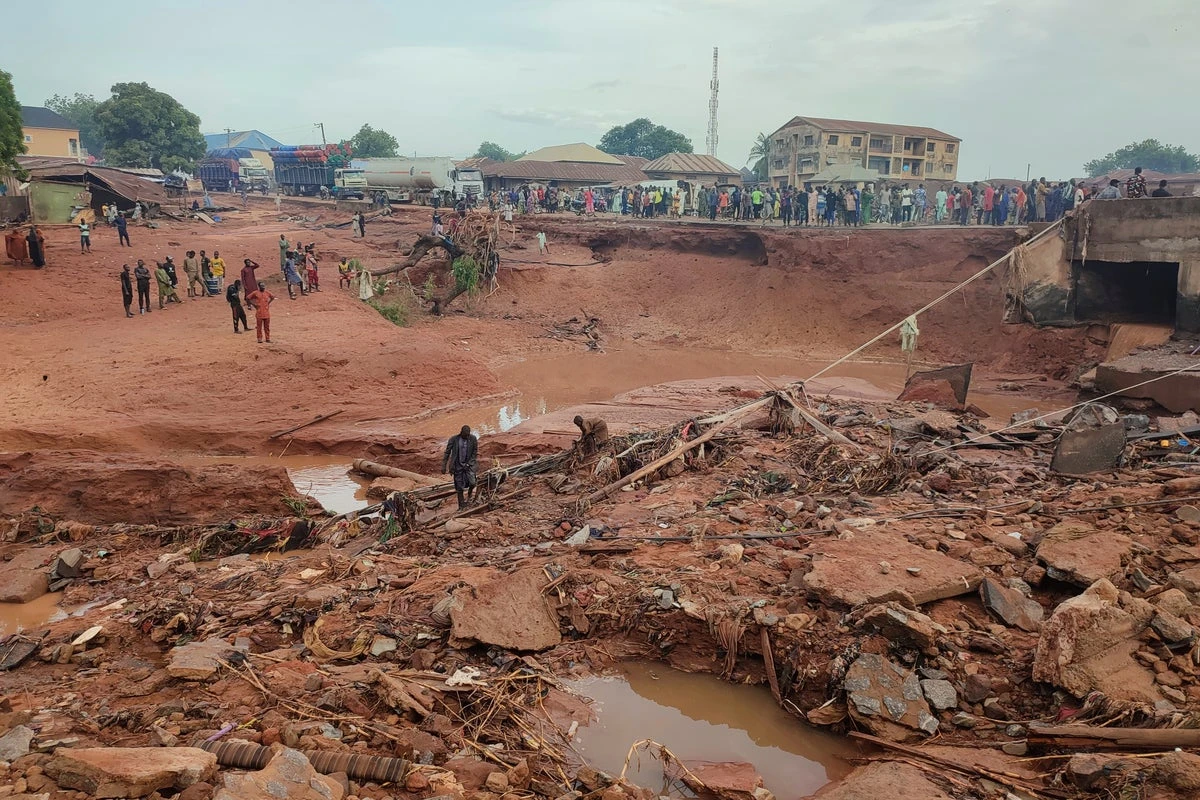 151 killed after flash floods submerge town